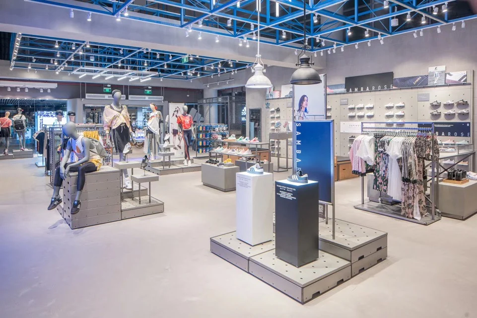Adidas Flagship Store — gambar pilihan 2